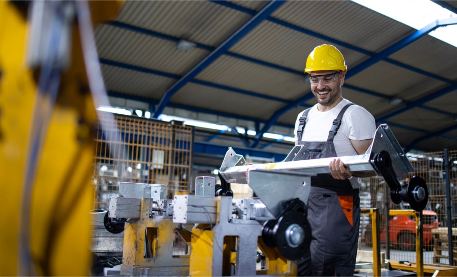 foto empleado realizando equilibrio de piezas industriales